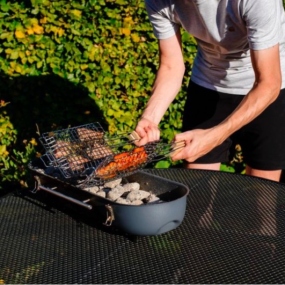 Brand New Easy to Carry Barbecue + Flippable Grids & Integrated Chopping Board - Picture 5 of 6